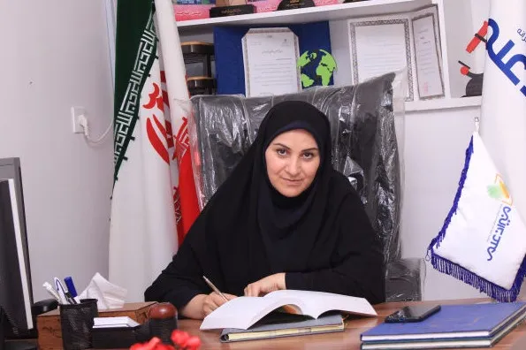 خانم سکینه طبیبی مدیریت دبستان منیران علم